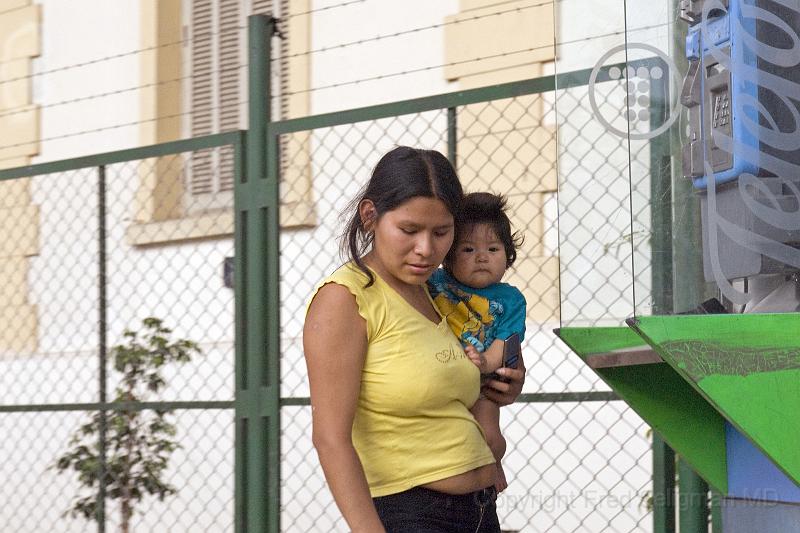 20071201_173344  D200 4000x2667.jpg - Mother and her baby, Buenos Aires slum